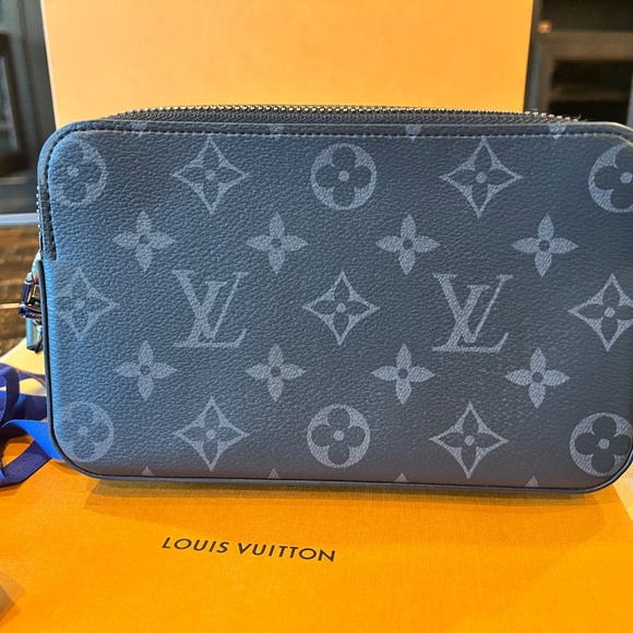 Louis Vuitton Alpha Wearable Wallet - Picture 5 of 10